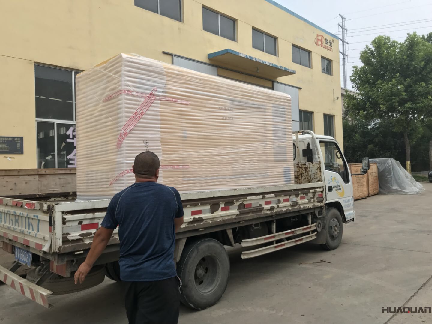 一臺80kw靜音箱柴油發(fā)電機組于8月17日順利發(fā)往山西省