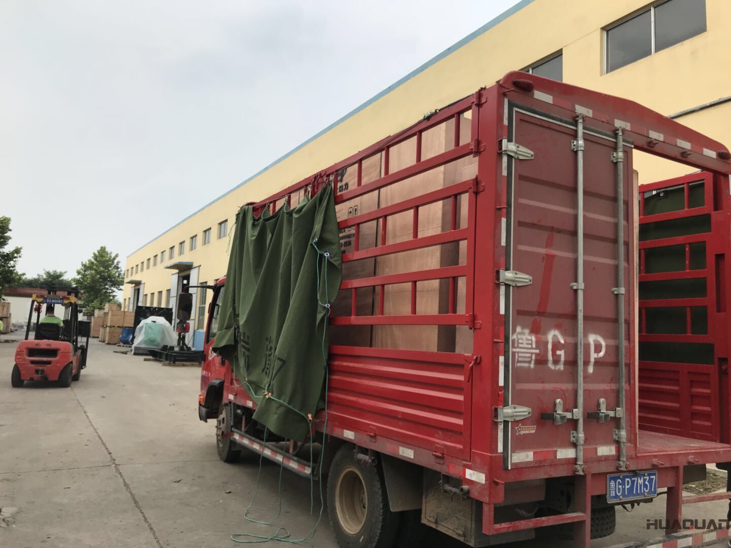 邢先生從華全動力采購的100kw和400kw自動化柴油發(fā)電機組于8月27日成功發(fā)往內(nèi)蒙古