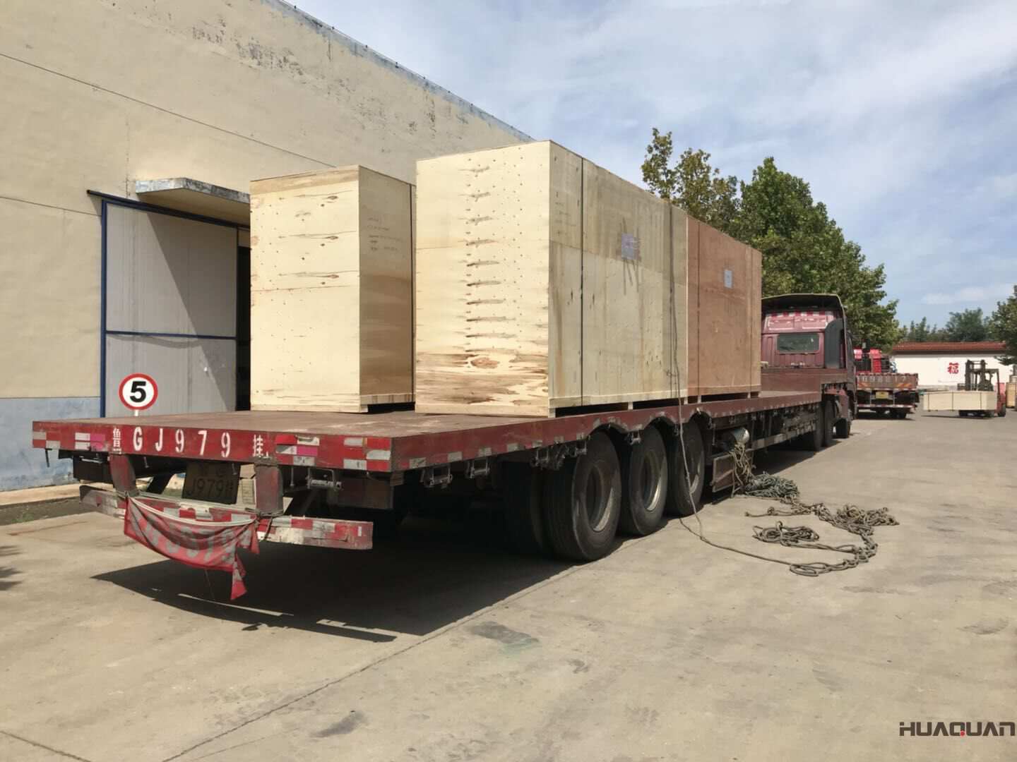 9月6日120kw和300kw兩臺立柜四保護柴油發電機組發往浙江