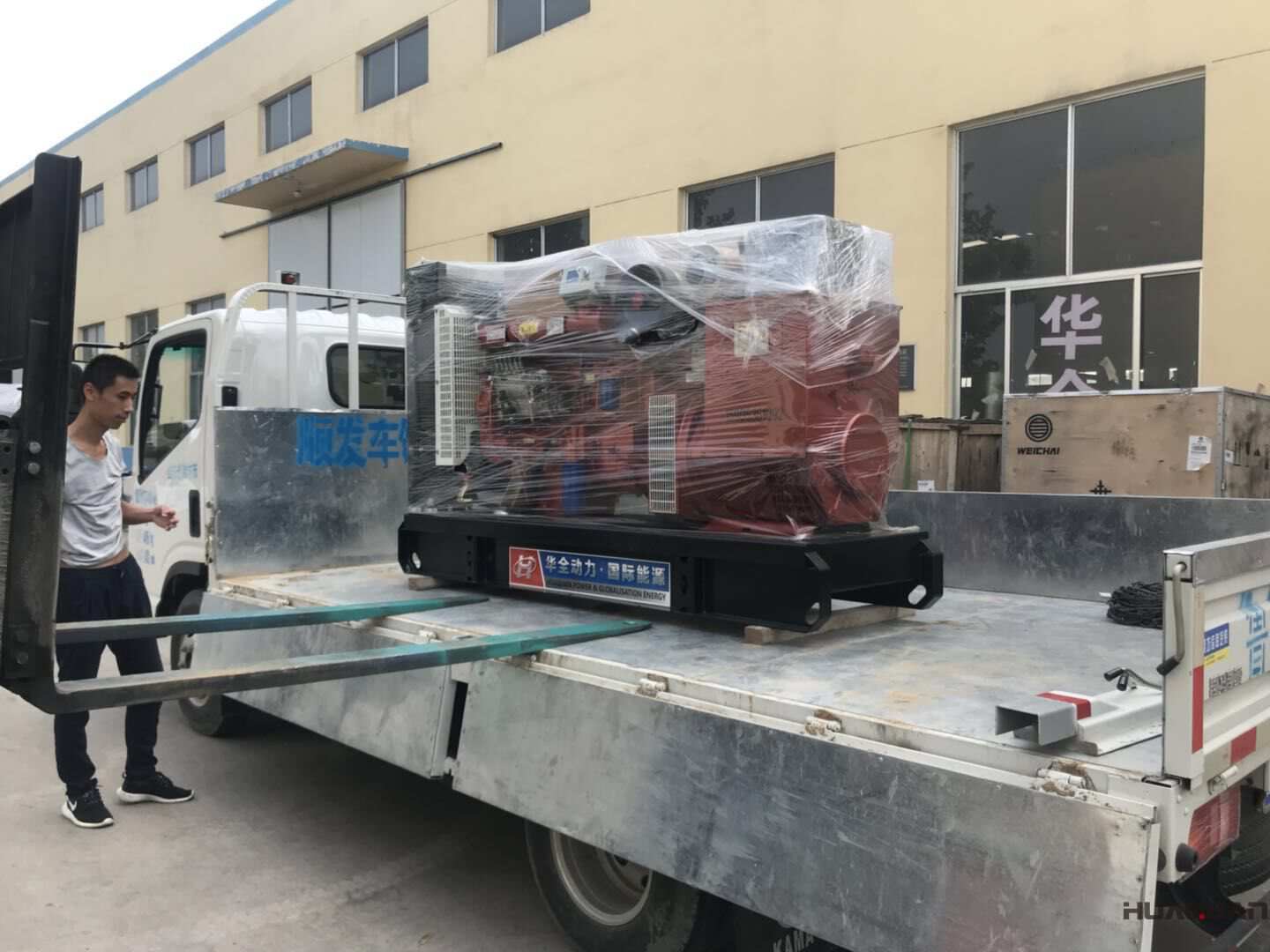 一臺100kw標配型柴油發電機組于9月7日發往山東