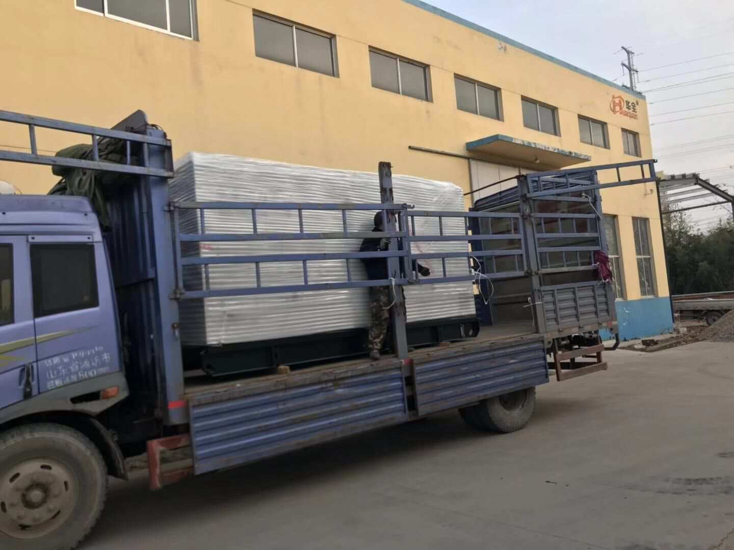 張先生拖華全動力代加工的300kw移動拖車柴油發(fā)電機組已于12月1日順利發(fā)往河南省