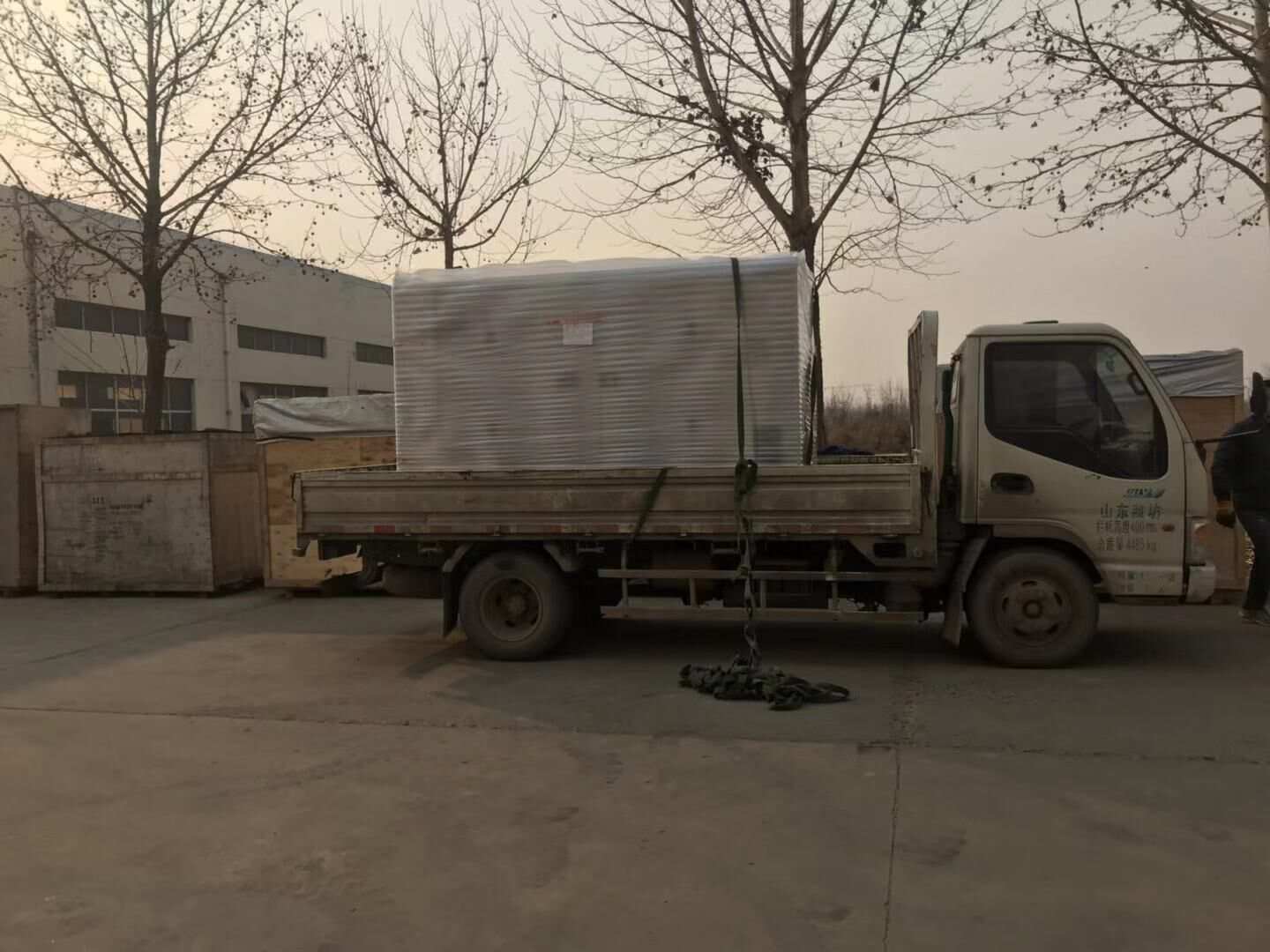 李先生從華全動力采購的一臺100kw靜音箱柴油發電機組已于1月3日順利發往河北省